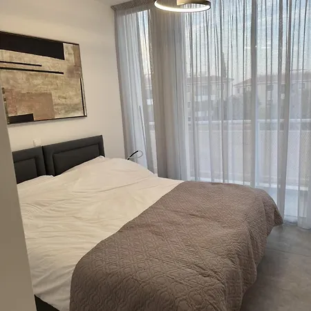 Modern Marvel Seaview Apartament